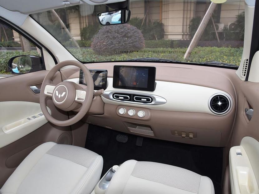 国内每卖2台微型代步车,就有一台宏光MINIEV!