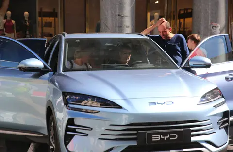 欧洲车市“变天”!特斯拉暴跌比亚迪却暴涨,销量超两倍!